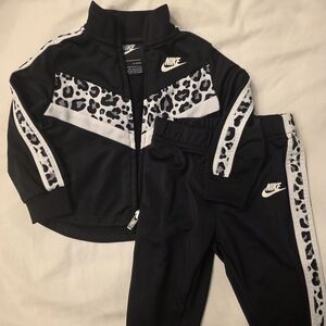 Nike Black White BABY GIRL Jacket Tracksuit Trackpants Joggers Matching Set 12m